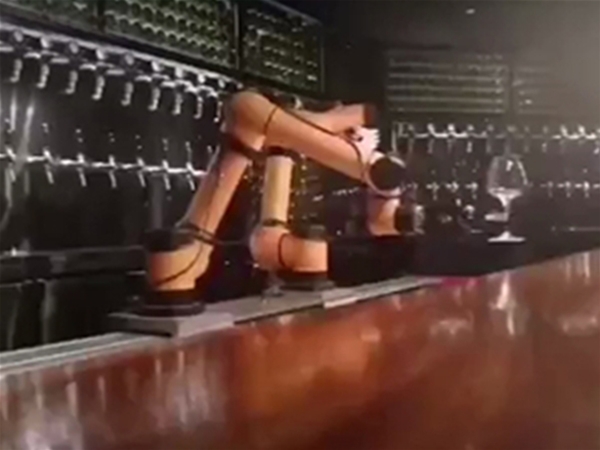 双臂倒酒机器人-CJJ